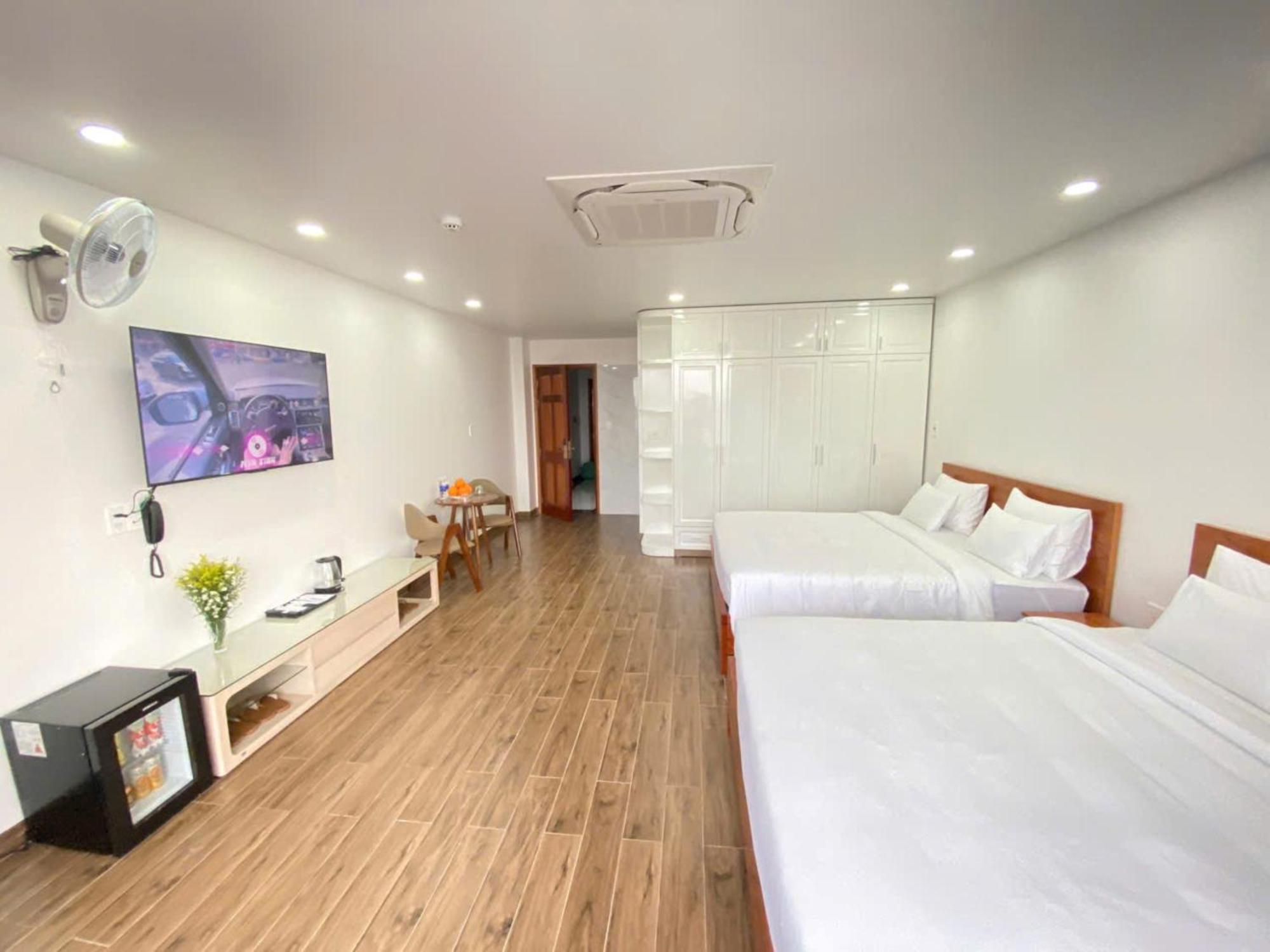 Golden Hotel *